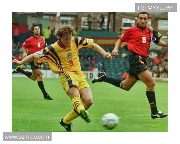 五大足球巨星的传奇征程与辉煌瞬间揭秘